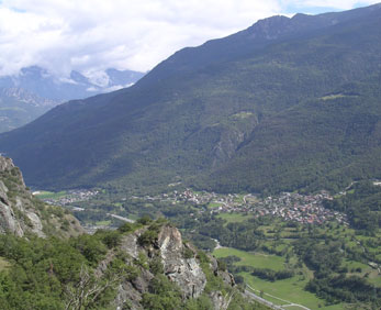 Vista panoramica di Pontey e delle montagne della Valle d'Aosta